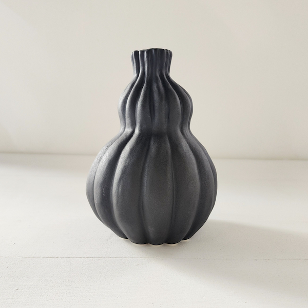 Ceramic Poppy Pot budvase - Med - Black - <p style='text-align: center;'><b>HOT NEW ITEM</b><br>
R 30</p>